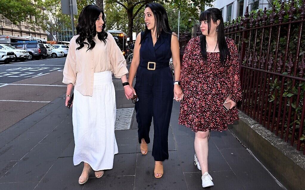 Les sœurs Nicole Meyer (à gauche), Elly Sapper (au centre) et Dassi Erlich (à droite) quittent le tribunal de comté de Melbourne le 3 avril 2023, après le procès de l’ancienne directrice d’école Malka Leifer. (Crédit : William WEST / AFP)