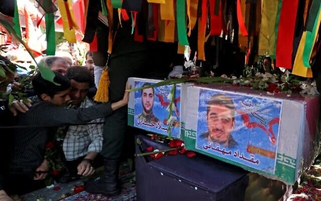 Des personnes en deuil assistant à la procession funéraire de deux membres de la garde révolutionnaire iranienne tués par Israël en Syrie, à Téhéran, le 4 avril 2023. (Crédit : Atta Kenare/AFP)