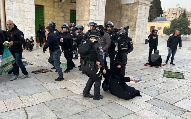 Les forces de sécurité israéliennes expulsant des fidèles musulmans palestiniens de l'enceinte de la mosquée Al-Aqsa à Jérusalem, le 5 avril 2023. (Crédit : Ahmad Gharabli/AFP)