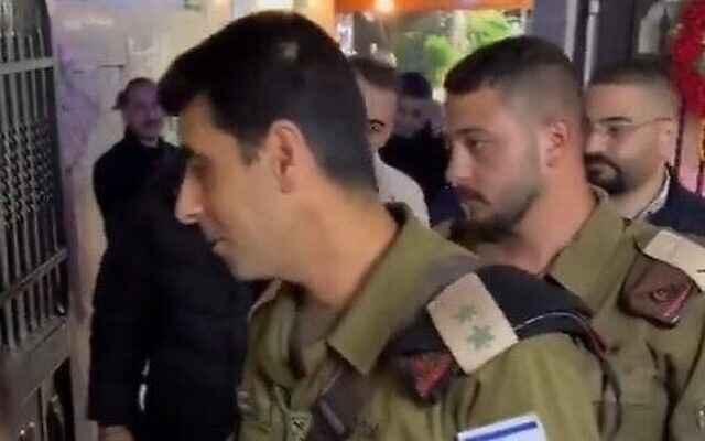 Des officiers de l'armée israélienne lors d'un iftar organisé par d'éminents hommes d'affaires palestiniens près de la ville d'Hébron, en Cisjordanie, le 1er avril 2023 (Crédit : Réseaux sociaux ; utilisé conformément à la clause 27a de la loi sur les droits d'auteur)