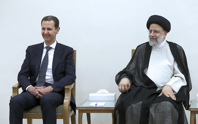 Le président syrien Bachar Assad, à gauche, assiste à une réunion avec son homologue iranien Ebrahim Raissi, à Téhéran, en Iran, le 8 mai 2022. (Crédit : Bureau du guide suprême iranien/AP)