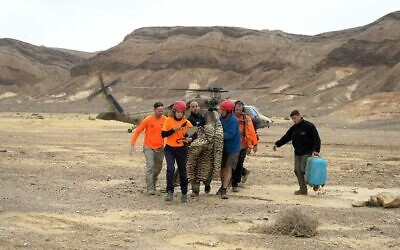 Les services de sécurité secourent une femme qui a été emportée par une crue soudaine dans le désert du Neguev, le 11 avril 2023. (Crédit : Police)