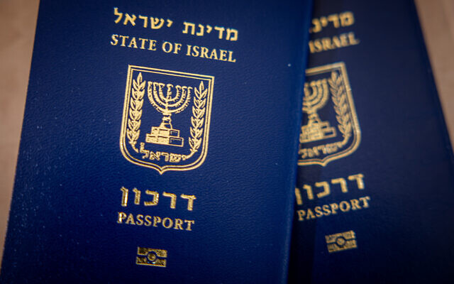 Passeports israéliens, à Jérusalem, le 18 janvier 2023. (Crédit : Nati Shohat/Flash90)