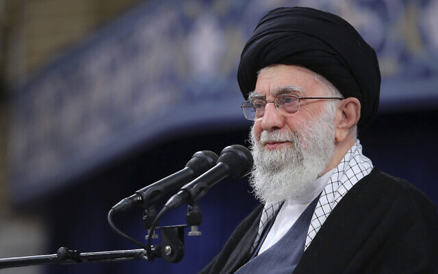 Le guide suprême iranien, l'ayatollah Ali Khamenei, s'exprime lors d'une réunion à Téhéran (Iran), le 9 janvier 2023. (Crédit : Bureau du guide suprême iranien/AP)