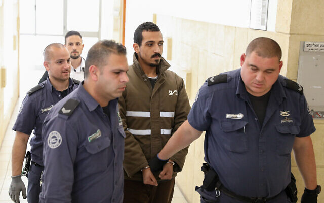 Sanad Al-Turman, le suspect d'un attentat à la voiture piégée qui a blessé une douzaine de soldats près de la première gare de la Tahana HaRishona, est vu au tribunal de district de Jérusalem le 11 mars 2020 (Crédit : Olivier Fitoussi/Flash90)