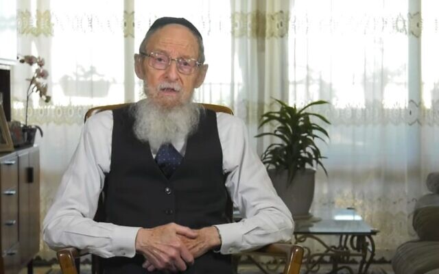 Ephraim Mol donne son témoignage au centre de commémoration de la Shoah de Yad Vashem, publié le 27 juin 2021. (Crédit : Capture d'écran/YouTube : utilisée conformément à la clause 27a de la loi sur les droits d'auteur)