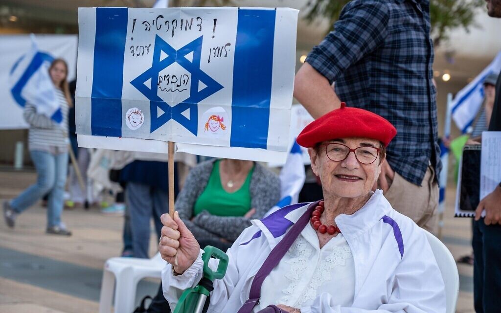 Une femme participe à une manifestation de grands-mères contre le plan de réforme judiciaire du gouvernement, à Tel-Aviv le 20 avril 2023. (Crédit : Stav Tzur)