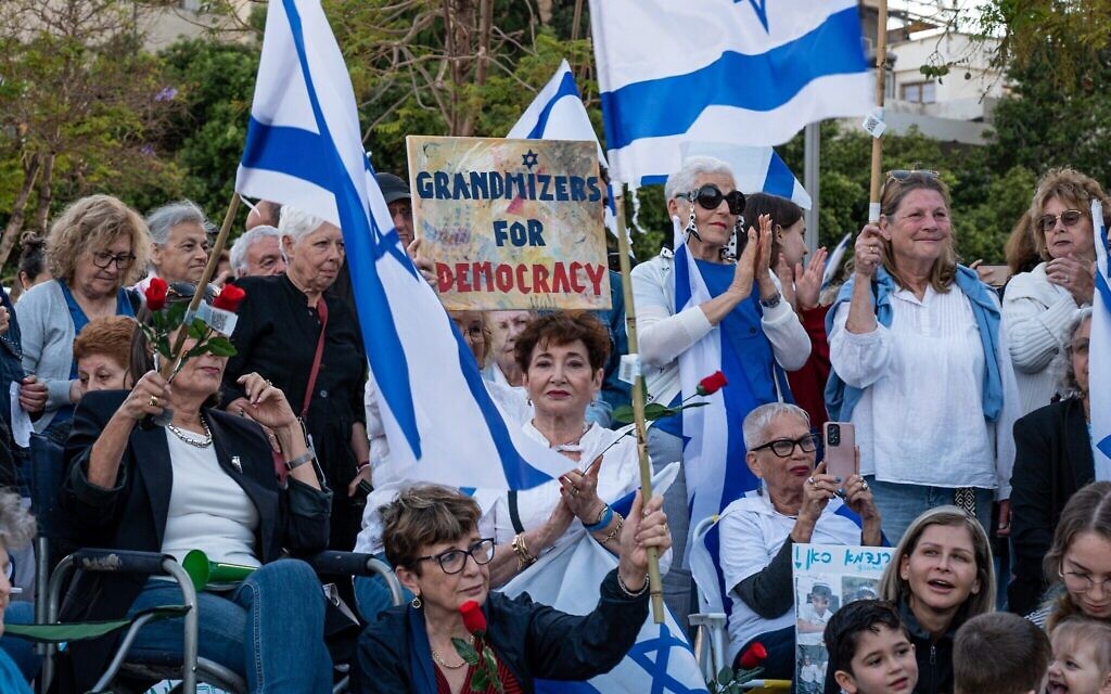 Des Israéliens participent à une manifestation de grands-mères contre le plan de réforme judiciaire du gouvernement, à Tel Aviv le 20 avril 2023. (Crédit : Stav Tzur)
