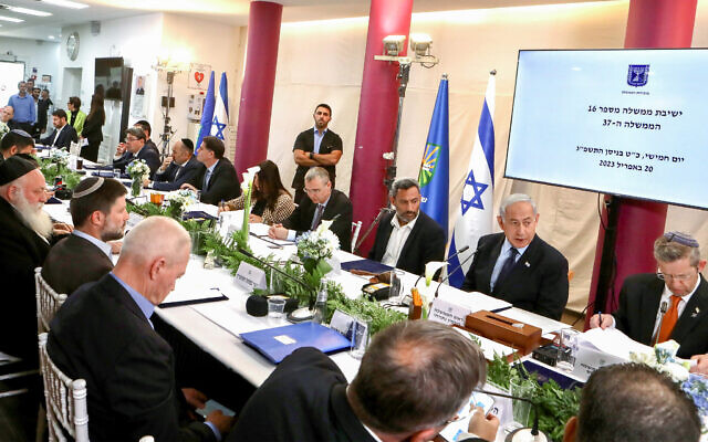Le Premier ministre Benjamin Netanyahu dirige une réunion spéciale du cabinet dans la ville méridionale de Sderot le 20 avril 2023. (Crédit : Eliyahu Hershkowitz)