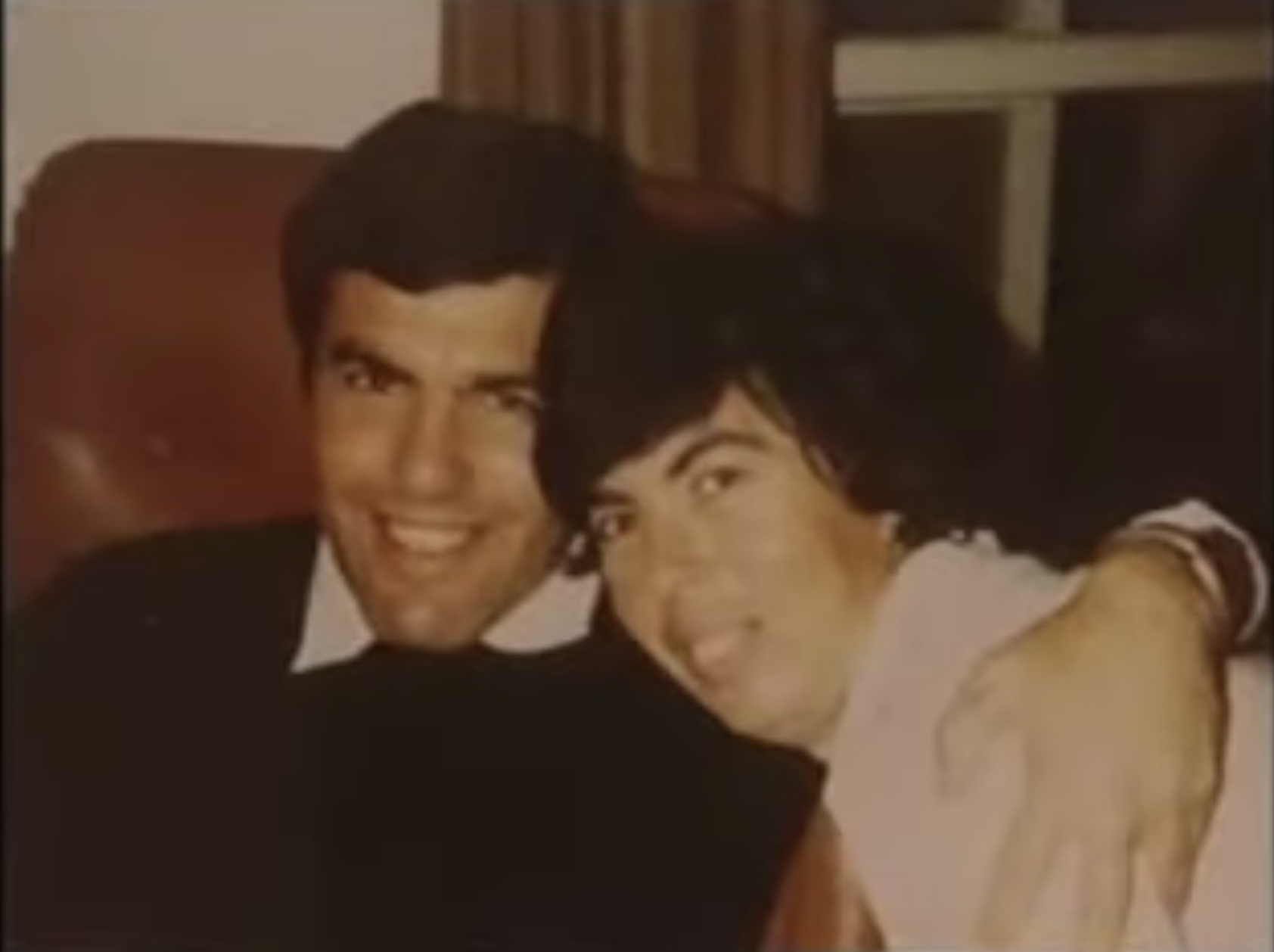 Raya Harnik, à droite, et son fils Gony, qui sera tué lors de la Première Guerre du Liban en 1982. (Crédit : Capture d'écran YouTube)