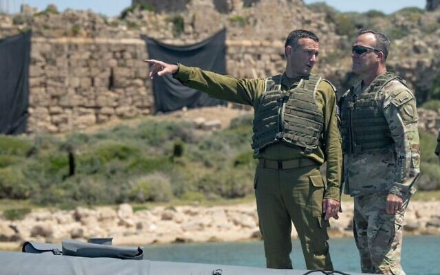 Le général Michael Erik Kurilla, chef du Commandementment du centre des États-Unis (CENTCOM) (à droite) et le chef de Tsahal, le lieutenant-général Herzi Halevi, visitent l'unité commando d'élite Shayetet 13 de la marine israélienne, le 27 avril 2023. (Crédit : Armée israélienne)