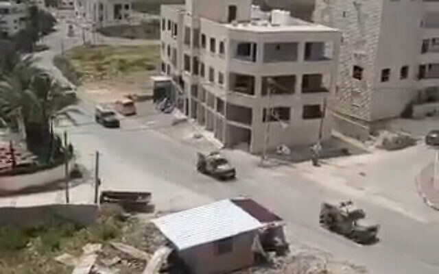 Un convoi de véhicules de Tsahal est vu dans la ville de Jénine, en Cisjordanie, le 28 avril 2023. (Crédit : Capture d'écran/Twitter)