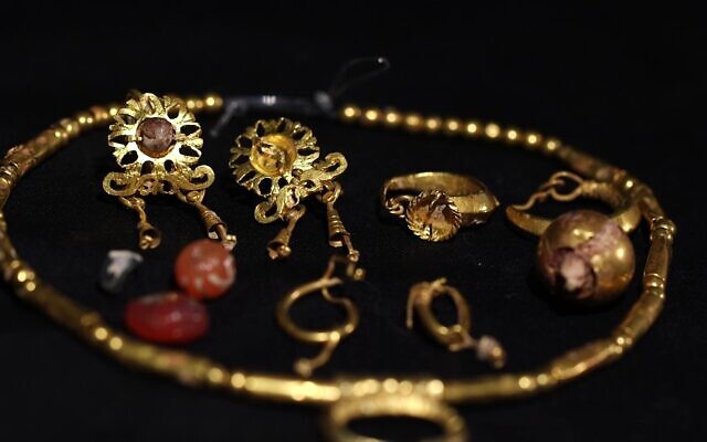  Collection complète de bijoux provenant du cercueil du mont Scopus. (Crédit : Emile Aladjem/IAA)