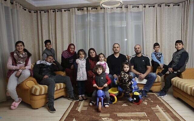 La famille Sumarin chez elle dans le quartier de Silwan à Jérusalem-Est. (Crédit : La Paix Maintenant)