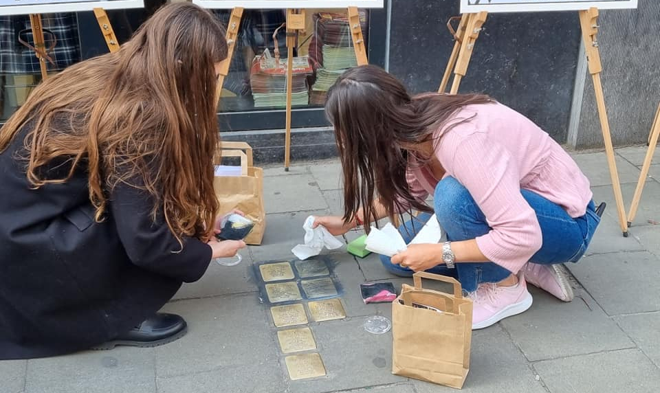 Des bénévoles juifs nettoient les Stolpersteine à Bruxelles, en Belgique, pendant un événement organisé en partenariat avec la European Jewish Association à Bruxelles, en Belgique, le 27 avril 2022. (Autorisation : Make Their Memory Shine)