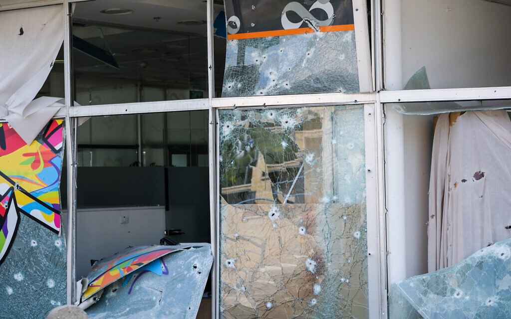 Des dommages causés à une banque par une roquette lancée depuis le Liban dans la ville de Shlomi, dans le nord d'Israël, le 6 avril 2023. La banque était fermée pour Pessah. (Crédit : Fadi Amon/Flash90)