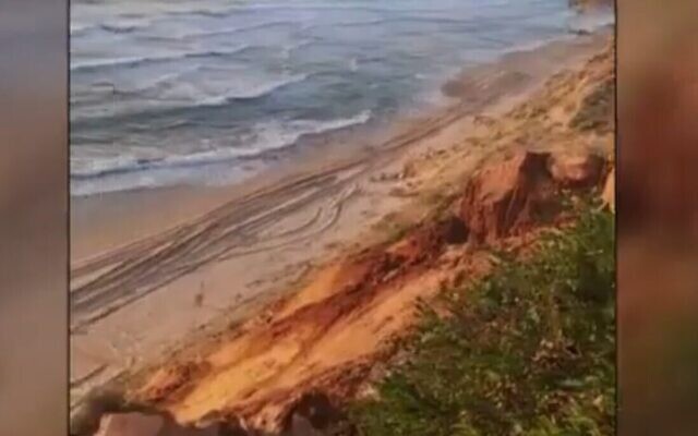 Une falaise côtière s'est effondrée à Netanya, le 21 avril 2023. (Capture d'écran de la Douzième chaîne : utilisée conformément à l'article 27a de la loi sur le droit d'auteur)