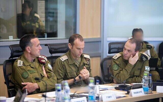 Le chef d’état-major de Tsahal Herzi Halevi (à gauche) lors d’une réunion, avec de hauts responsables, sur la montée des tensions sur plusieurs fronts, le 7 avril 2023. (Crédit : Armée israélienne)