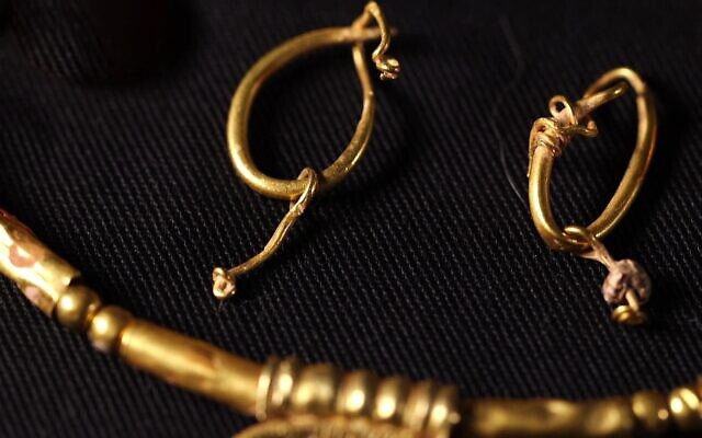 Boucles d'oreilles en or provenant des découvertes du mont Scopus. (Crédit : Emile Aladjem/IAA)