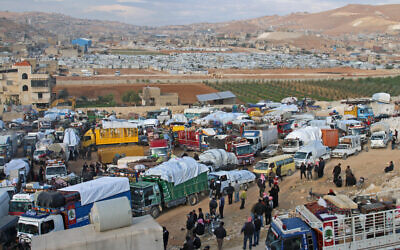 Des réfugiés syriens se préparent à quitter le Liban vers le territoire syrien par le point de passage de Wadi Hamid à Arsal, le 26 octobre 2022. (Crédit : AFP)
