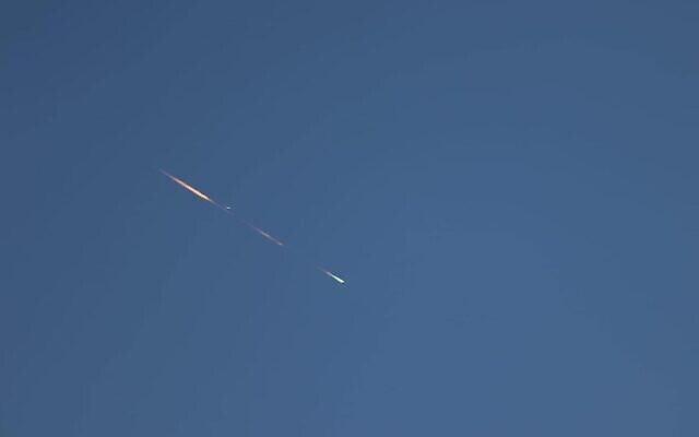 Un météore brillant passe au-dessus du ciel d’Israël, le 15 avril 2023. (Avec l’aimable autorisation d’Ofer Gabzo via l’Association astronomique israélienne; utilisé conformément à l’article 27a de la Loi sur les droits d’auteur)