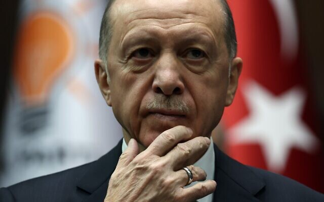 Le président turc et leader du parti de la Justice et du développement (AKP) Recep Tayyip Erdogan pendant un discours à la Grande assemblée nationale turque, à Ankara, le 29 mars 2023. (Crédit :  Adem Altan/AFP)