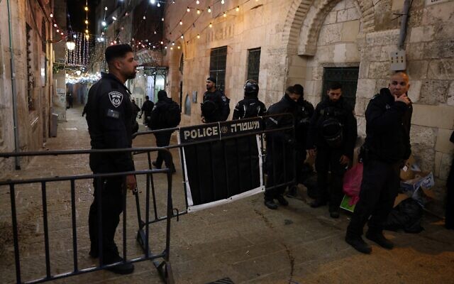 Les forces de police israéliennes déployées dans la Vieille Ville de Jérusalem après des coups de feu meurtriers présumés, le 1er avril 2023. (Crédit:  AHMAD GHARABLI / AFP)
