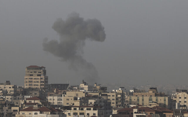 De la fumée s’élevant au-dessus des bâtiments de la ville de Gaza après que Tsahal a frappé l'enclave palestinienne à la suite de tirs de roquettes contre des villes israéliennes, le 5 avril 2023. (Crédit : Mohammed Abed/AFP)
