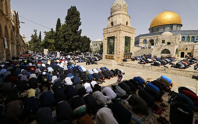 Des fidèles musulmans prennent part à la Prière de midi en ce troisième vendredi de Ramadan sur le Mont du Temple, à Jérusalem, le 7 avril 2023. (Crédit : Ahmad Gharabli/AFP)