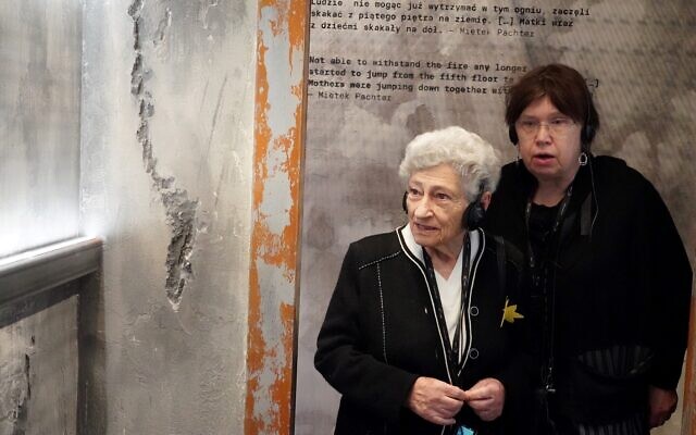 Krystyna Budnicka, à gauche, 91 ans, survivante du soulèvement du ghetto de Varsovie en 1943, visitant l'exposition "Autour de nous une mer de feu", au Musée Polin de Varsovie, en Pologne, le 13 avril 2023. (Crédit : Janek Skarzynski/AFP)