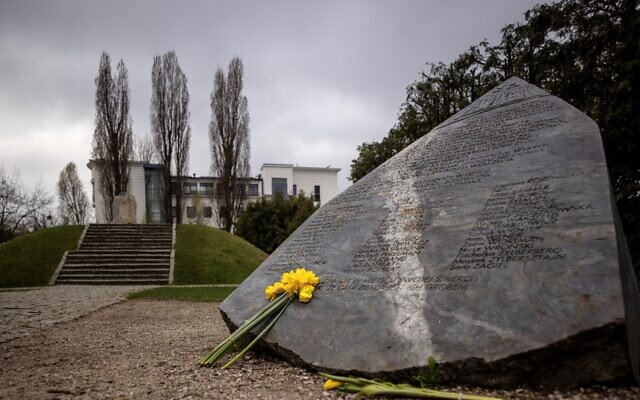Une plaque commémorative est visible près du mémorial du bunker où le chef de l'insurrection vouée à l'échec, Mordechaj Anielewicz, et ses camarades se sont suicidés, quelques jours avant le 80e anniversaire du déclenchement de l'insurrection du ghetto de Varsovie, à Varsovie, en Pologne, le 12 avril 2023. (Crédit : Wojtek RADWANSKI / AFP)
