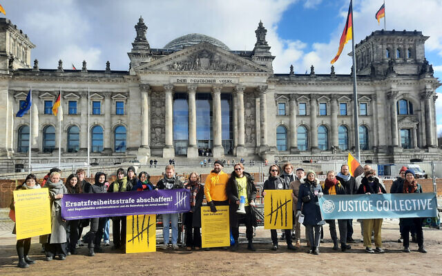 Une photo prise le 15 mars 2023 montre des membres du projet "Justice Collective" devant le parlement allemand à Berlin, réclamant la dépénalisation des délits mineurs, Inscrite dans le code pénal en 1935 sous les nazis. (Crédit : Clément KASSER / AFP)