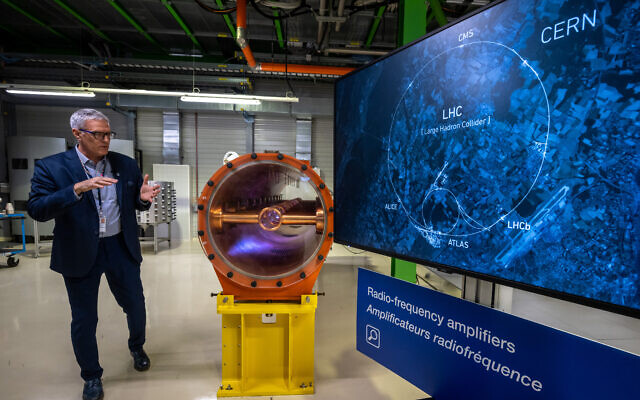 Eric Montesinos, responsable des radiofréquences du CERN, à côté d'une carte de l'actuel Grand collisionneur de hadrons (LHC) lors d'un voyage de presse à l'Organisation européenne pour la recherche nucléaire du CERN sur l'étude de faisabilité du futur collisionneur circulaire (FCC), à Genève, le 19 avril 2023. (Crédit : Fabrice COFFRINI / AFP)