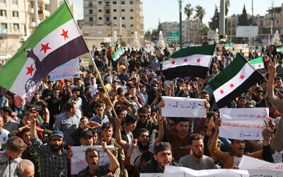 Des Syriens manifestent dans la ville d'Idleb, tenue par les rebelles, le 23 avril 2023, contre un dégel des liens entre plusieurs pays arabes et le régime du président Bachar al-Assad. (Crédit : AAREF WATAD / AFP)
