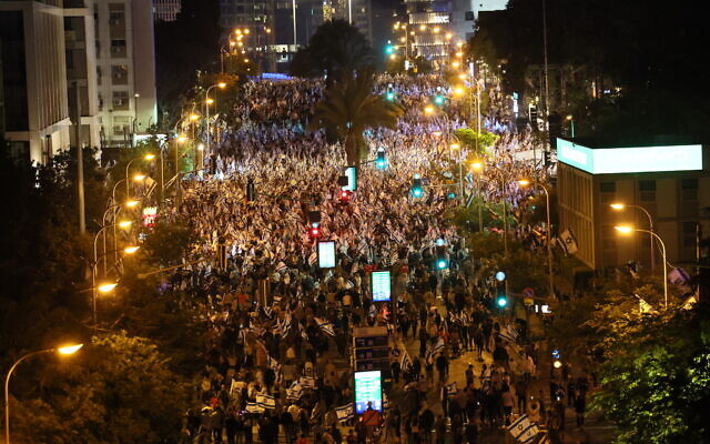 Manifestation à Tel Aviv contre la refonte judiciaire pendant Yom HaAtsmaout, le 25 avril 2023. (Crédit : JACK GUEZ / AFP)