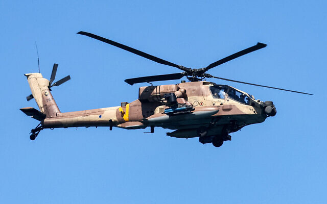 Un hélicoptère Apache AH-64 Apache pendant un spectacle aérien organisé pour Yom HaAtsmatout, à Tel Aviv, le 26 avril 2023. (Crédit : Jack Guez/AFP)