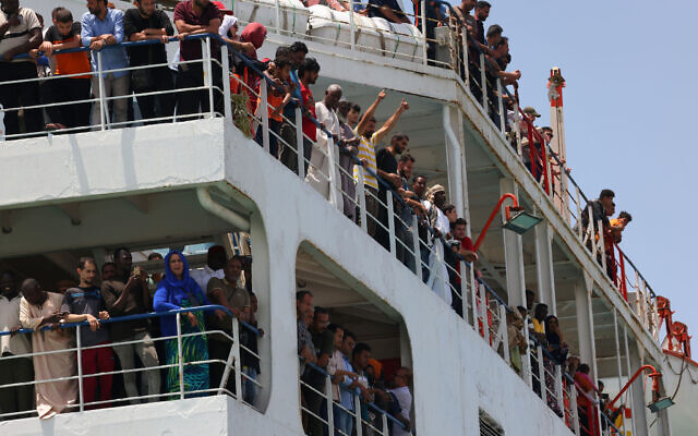 Des évacués sur un ferry qui transporte quelque 1 900 personnes à travers la mer Rouge de Port-Soudan à la base navale saoudienne King Faisal à Jeddah, le 29 avril 2023, lors d'évacuations massives du Soudan. (Crédit : Fayez NURELDINE/AFP)