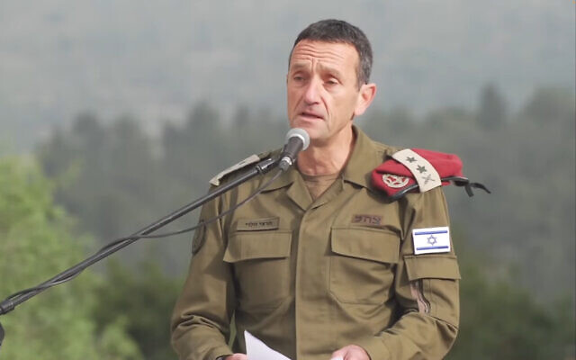 Le chef d'état-major de Tsahal, Herzi Halevi, s'adressant aux troupes avant une marche militaire, le 20 avril 2023. (Crédit : Armée israélienne)