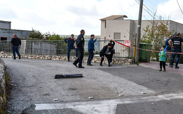 La sécurité israélienne, devant une roquette tirée du Liban dans la ville de Shlomi, dans le nord d'Israël, le 6 avril 2023. (Crédit : Ayal Margolin/Flash90)
