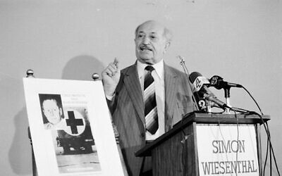 Le chasseur de nazis Simon Wiesenthal s'exprimant lors d'une conférence de presse, à Los Angeles, le 21 février 1984. (Crédit : AP photo/Wally Fong)