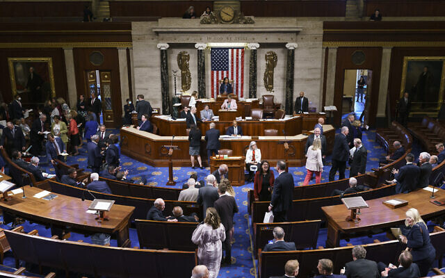 Les membres de la Chambre des représentants avant un vote au Capitole américain, à Washington, le 30 juin 2021. (Crédit : AP Photo/J. Scott Applewhite, File)