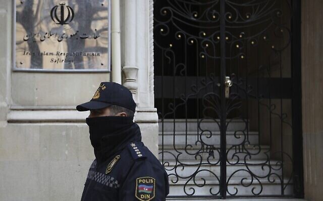 Illustration : Un policier garde une zone devant l'ambassade d'Iran à Bakou, en Azerbaïdjan, le vendredi 27 janvier 2023. (Crédit : AP Photo/Aziz Karimov)