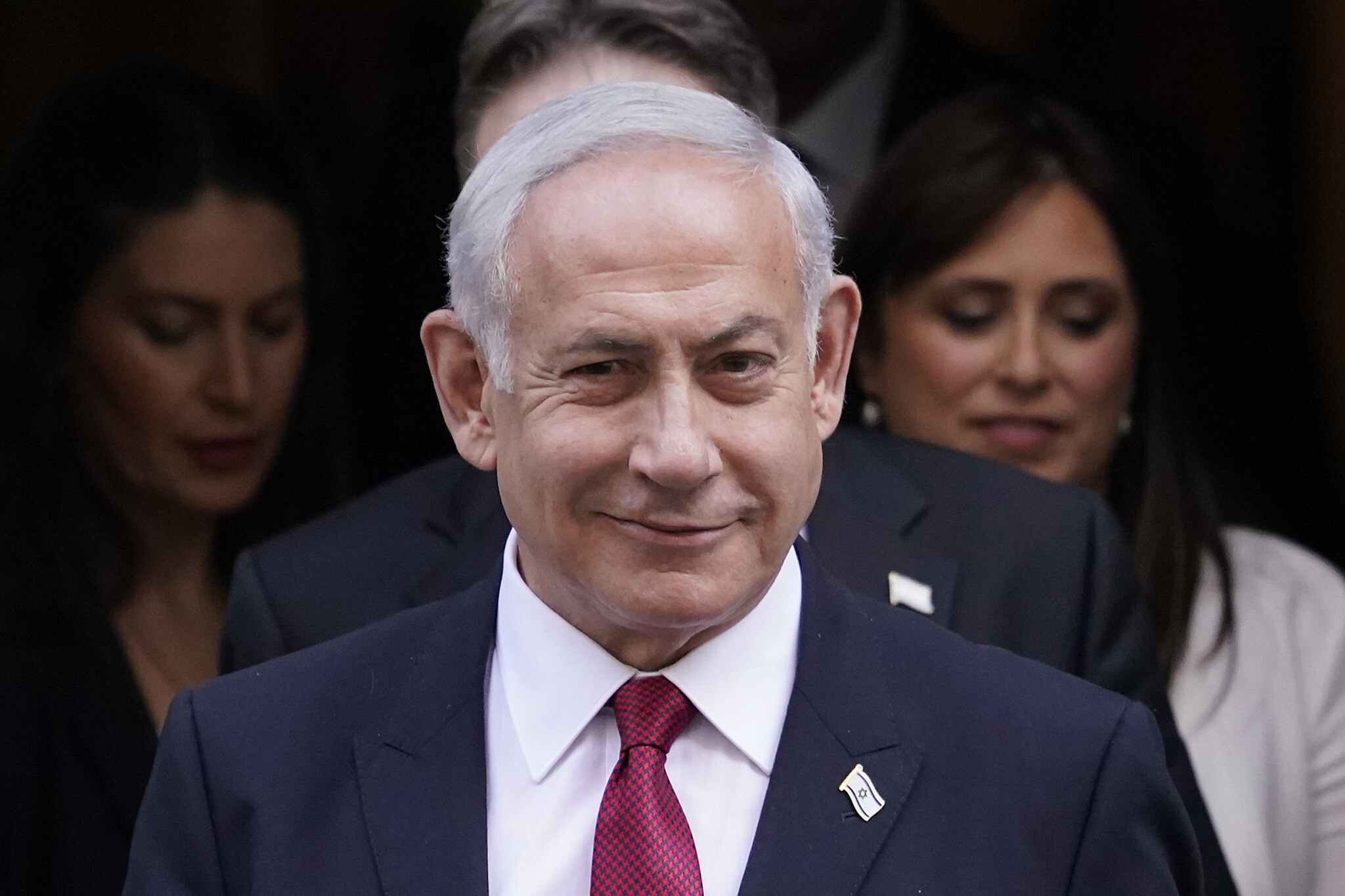 Le Premier ministre Benjamin Netanyahu quittant le 10 Downing Street après une réunion avec le Premier ministre britannique Rishi Sunak, à Londres, le 24 mars 2023. (Crédit : AP Photo/Alberto Pezzali)