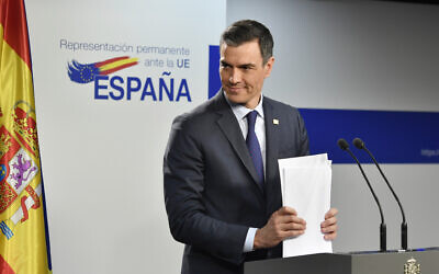 Le Premier ministre espagnol Pedro Sanchez s'exprimant lors d'une conférence de presse au sommet de l'UE, à Bruxelles, le 24 mars 2023. (Crédit : AP/Geert Vanden Wijngaert)