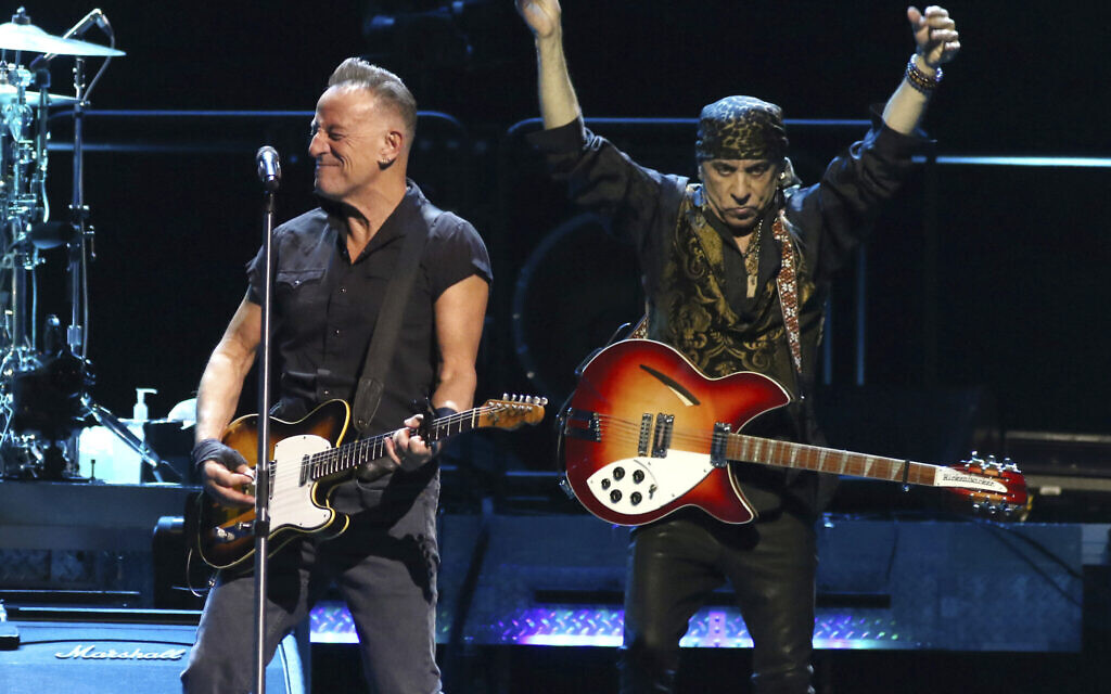 Bruce Springsteen, à gauche, et Steven Van Zandt, membre du E Street Band, au Barclays Center, dans le quartier de Brooklyn, à New York, le 3 avril 2023. (Crédit : Greg Allen/Invision/AP)