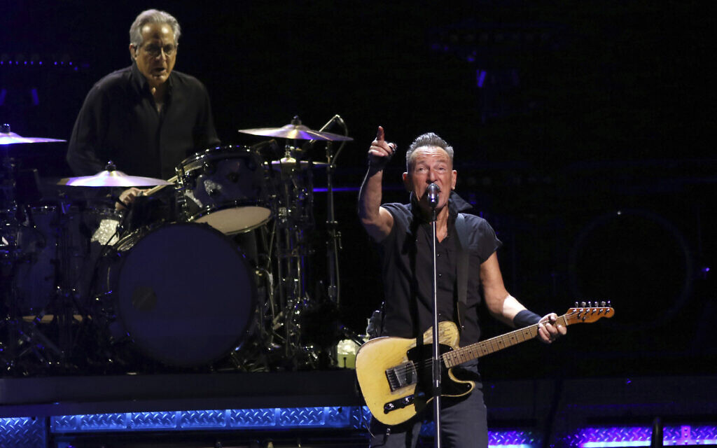 Bruce Springsteen, à droite, et Max Weinberg, membre du E Street Band, au Barclays Center, dans le quartier de Brooklyn, à New York, le 3 avril 2023. (Crédit : Greg Allen/Invision/AP)