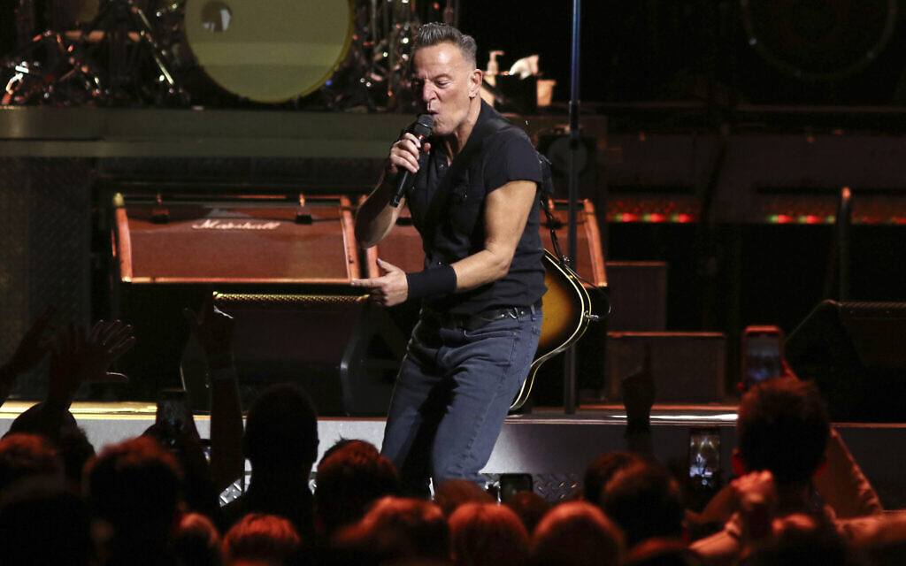 Bruce Springsteen et le E Street Band au Barclays Center, dans le quartier de Brooklyn, à New York, le 3 avril 2023. (Crédit : Greg Allen/Invision/AP)