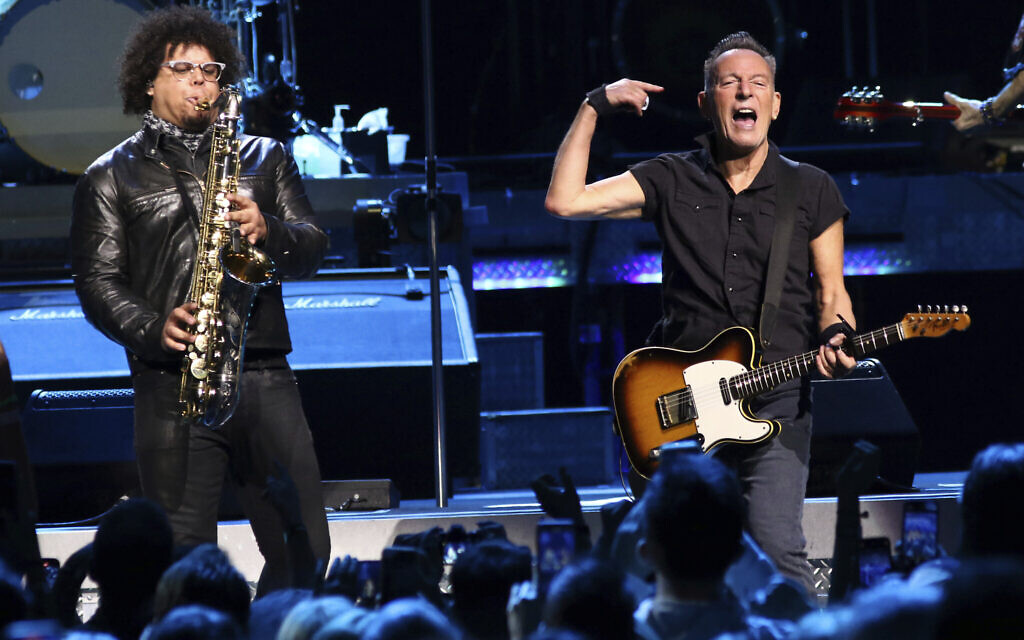 Bruce Springsteen, à droite, et Jake Clemons, membre du E Street Band au Barclays Center, dans le quartier de Brooklyn, à New York, le 3 avril 2023. (Crédit : Greg Allen/Invision/AP)