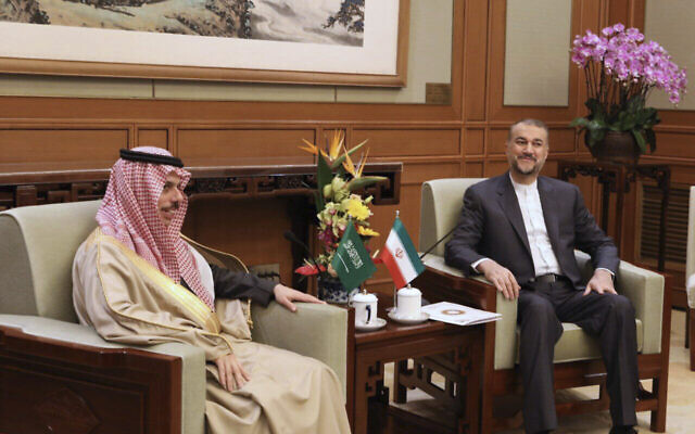 Le ministre des Affaires étrangères iranien Hossein Amir Abdollahian, à droite, rencontrant son homologue saoudien le Prince Faisal bin Farhan Al Saud à Pékin, le 6 avril 2023. (Crédit : ministère iranien des Affaires étrangères via AP)