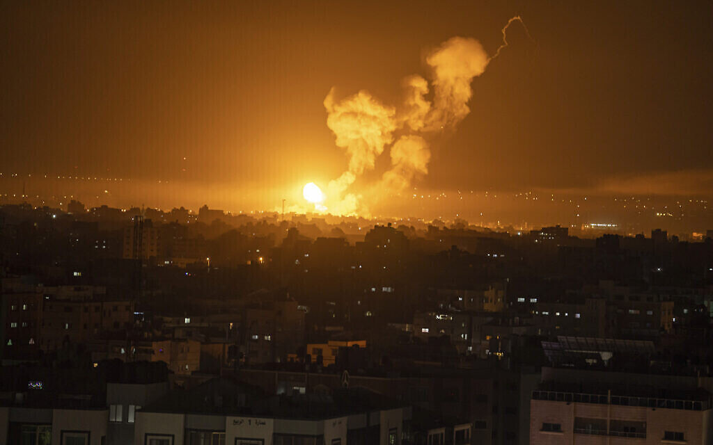 Des flammes et de la fumée s'élèvent dans le ciel suite à une frappe aérienne israélienne dans le centre de la bande de Gaza, le 7 avril 2023. (Crédit : AP/Fatima Shbair)